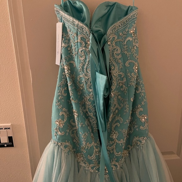 Alfred Angelo Disney wedding gown - Picture 3 of 4